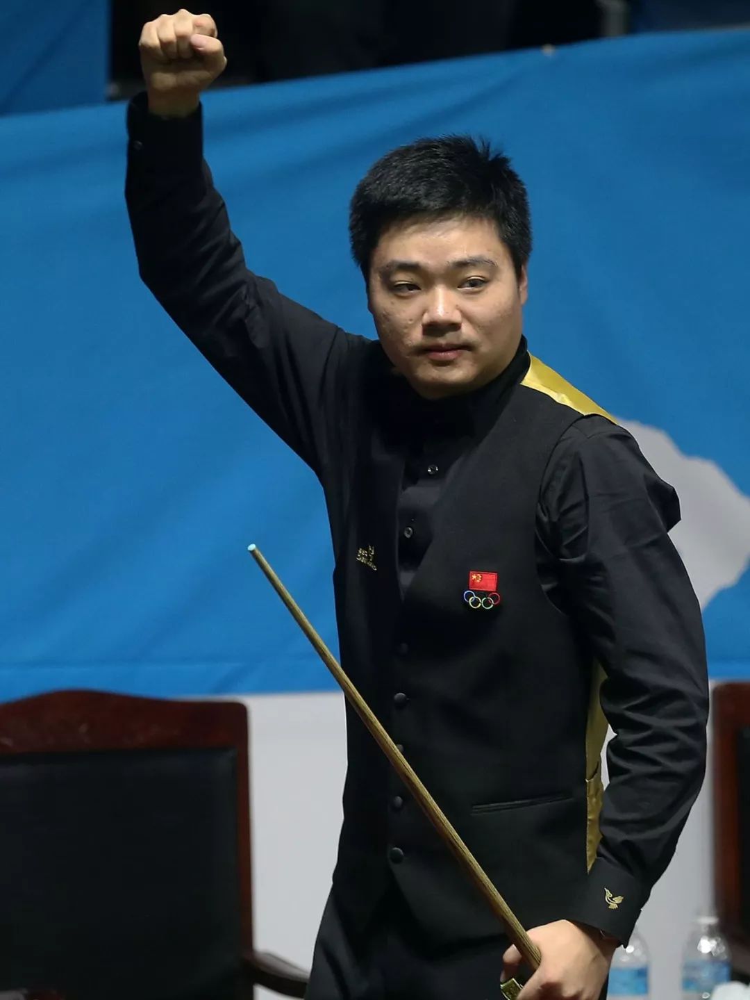 两队截然不 两队截然不